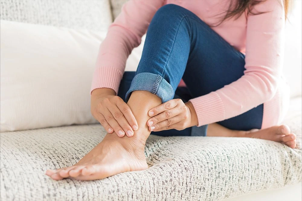 Who is the best doctor to treat leg swelling and heaviness in Astoria?